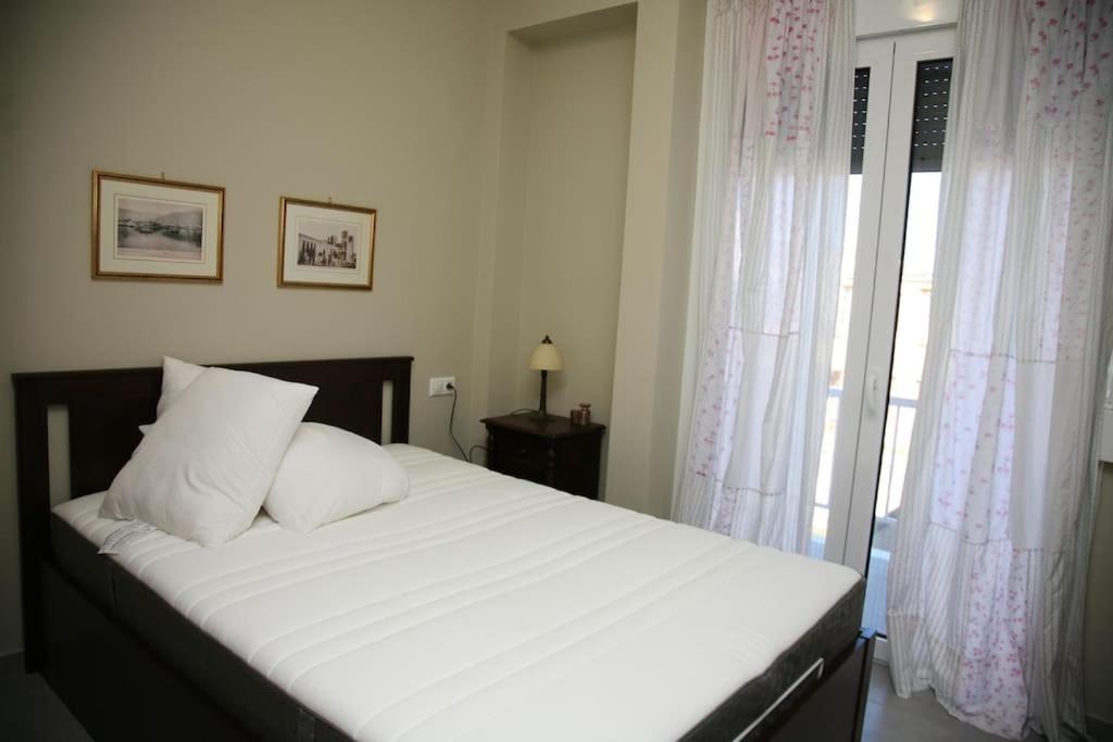Lovely Sea Front Apartment Itea Esterno foto