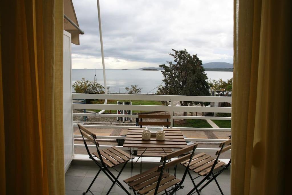 Lovely Sea Front Apartment Itea Esterno foto